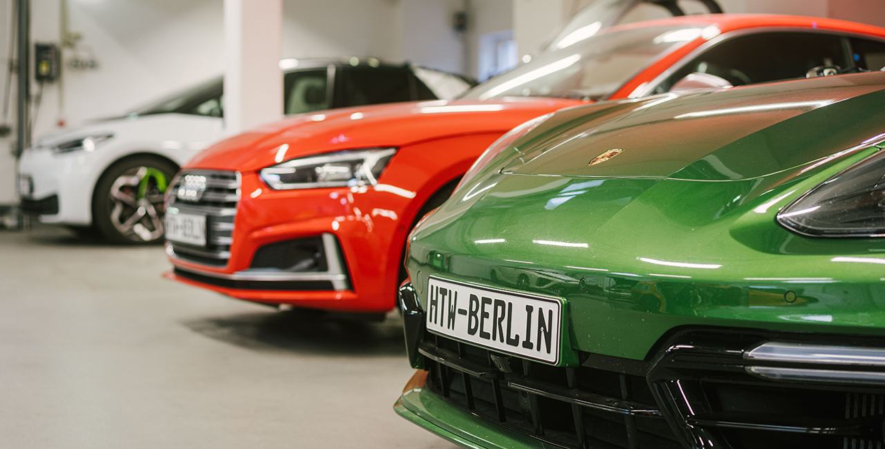 Fahrzeugpool, darunter ein grüner Porsche mit dem Nummernschild 'HTW Berlin'