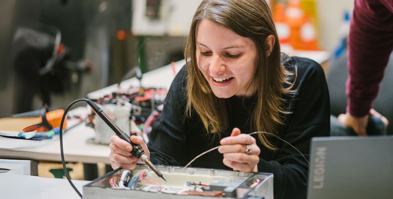 Studentin beim Löten
