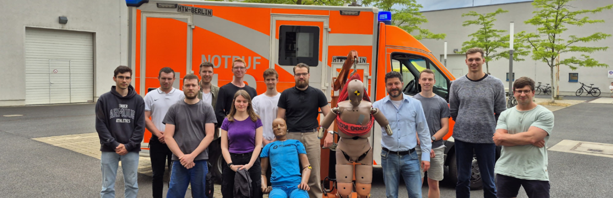 Team mit Dummy vor einem RTW