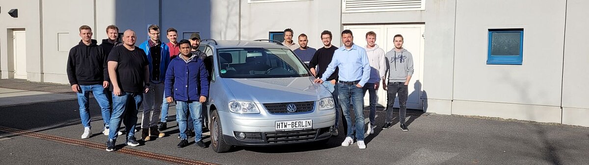 Das Team und das Crashfahrzeug Das Team und das Crashfahrzeug